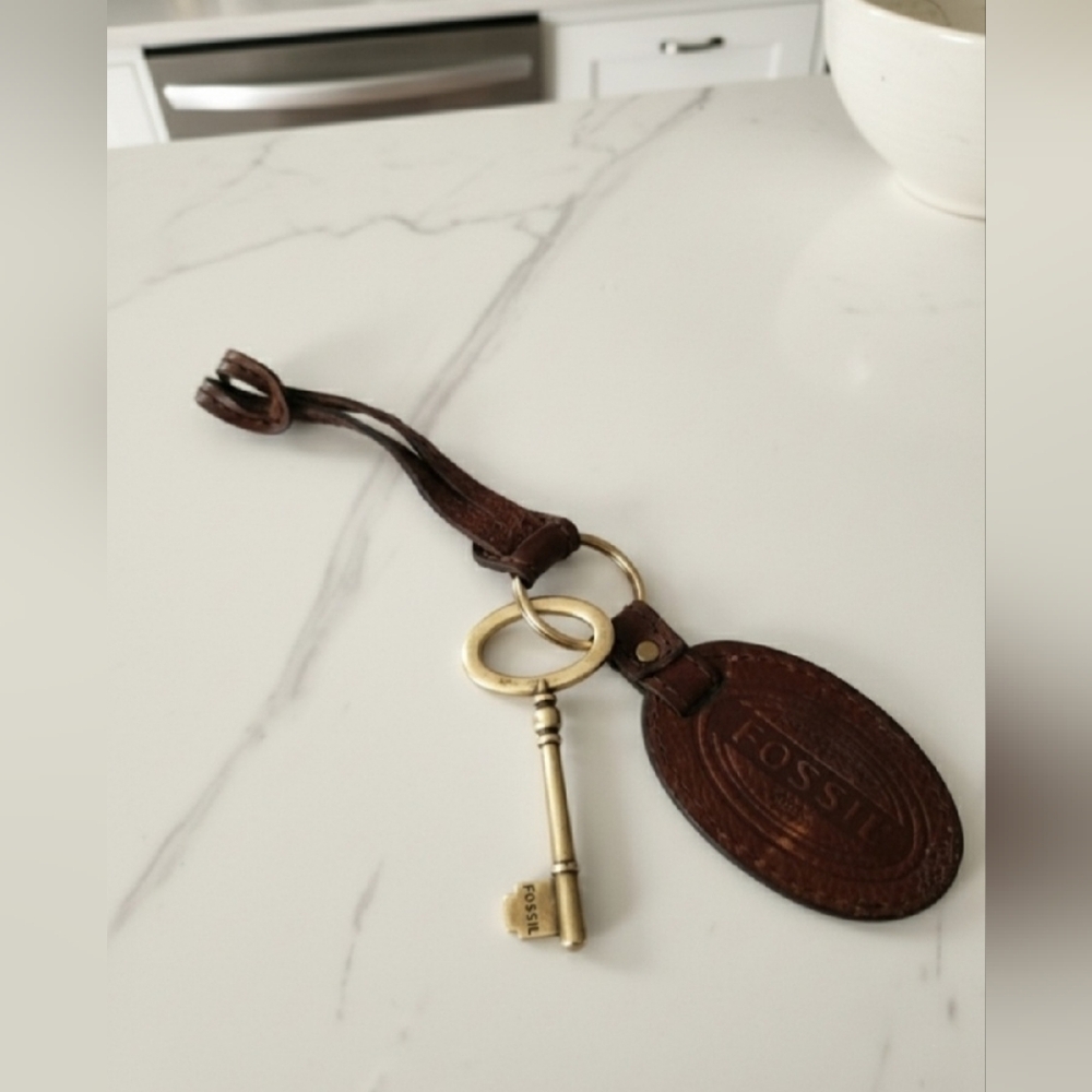 Fossil Vintage Dark Brown Leather Key Fob with Brass Key Charm - Picture 4 of 7
